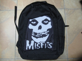 Misfits ruksak čierny, 100% polyester. Rozmery: Výška 42 cm, šírka 34 cm, hĺbka až 22 cm pri plnom obsahu